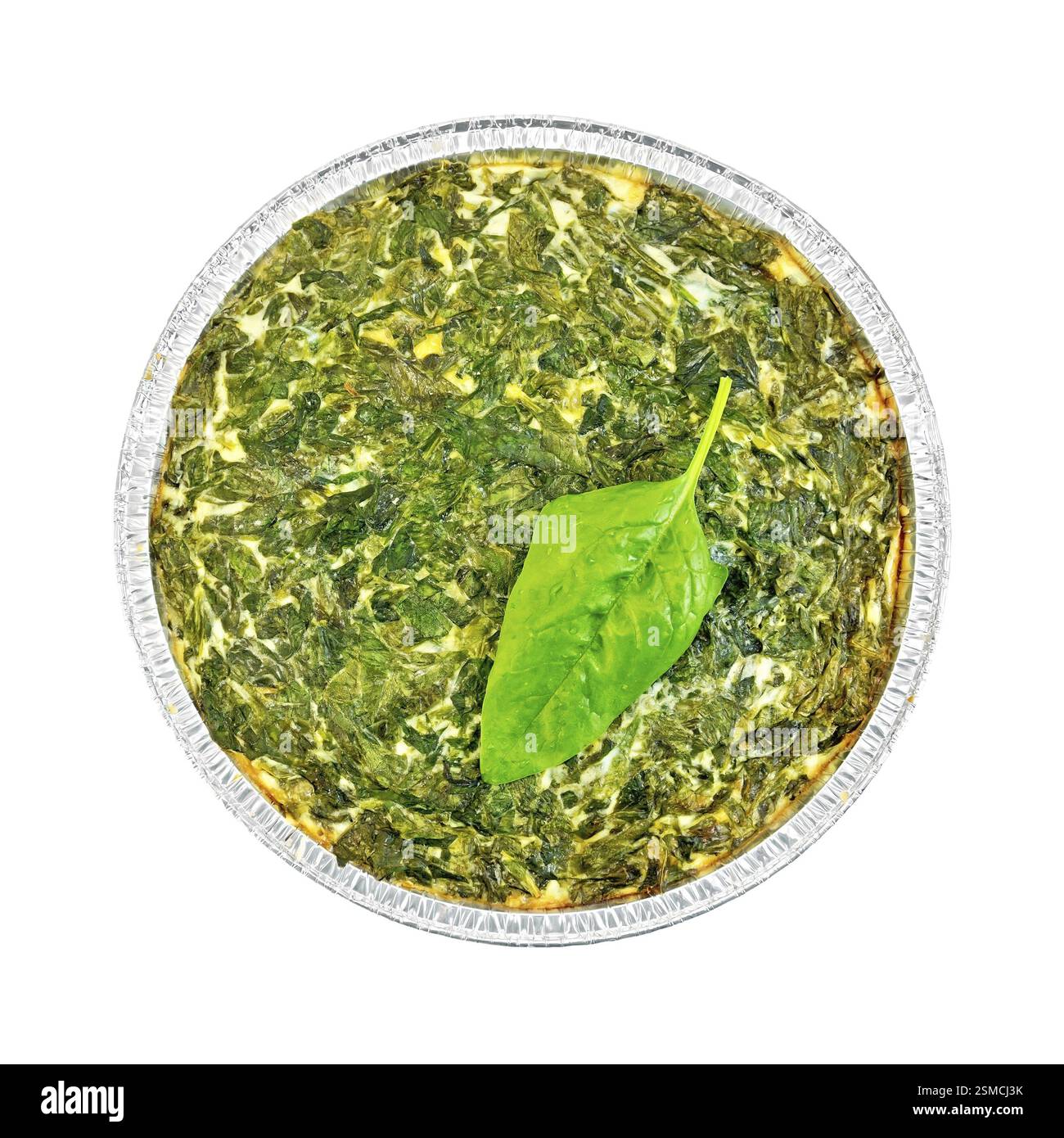 Celtic torta con spinaci, pomodori, fiocchi d'avena e le uova in una teglia da una lamina, un foglio di spinaci isolati su sfondo bianco in cima Foto Stock