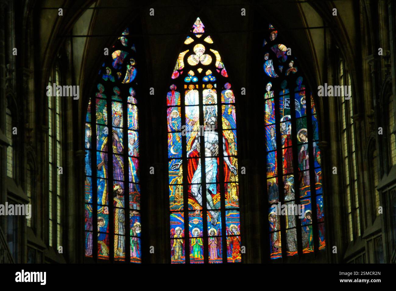 Finestra in vetro dichiarata. Raffigura figure e scene religiose. Colori vivaci, immagini dettagliate. Rappresenta la fede e la spiritualità nella Repubblica Ceca. Simb Foto Stock