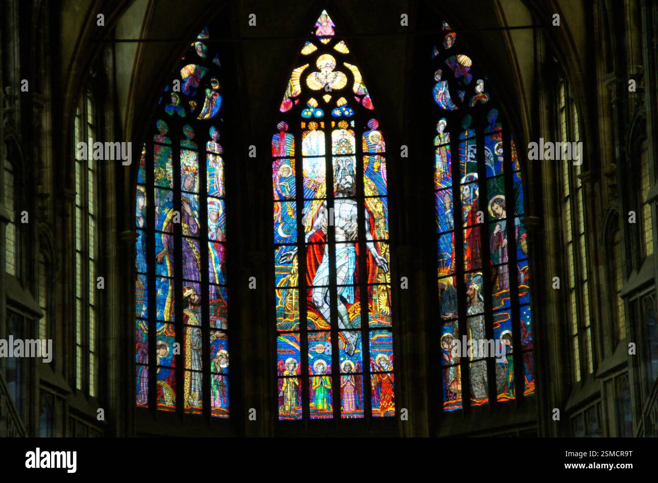 Vetrata colorata raffigurante figure e simboli religiosi. Opere d'arte colorate e complesse. Rappresenta la fede e la spiritualità. Trasmette anche un senso di Foto Stock