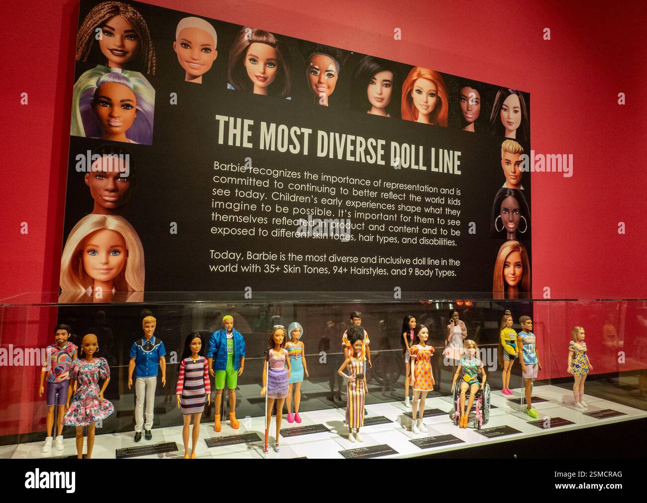 Mostra "Barbie: Un'icona culturale" al Museum of Arts and Design di Columbus Circle, New York City, USA 2025 Foto Stock