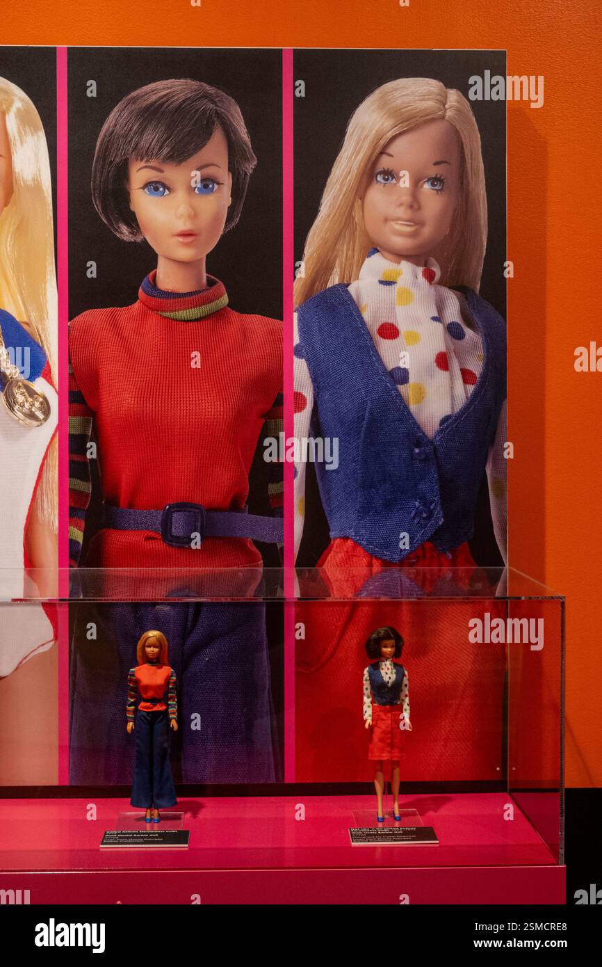 Mostra "Barbie: Un'icona culturale" al Museum of Arts and Design di Columbus Circle, New York City, USA 2025 Foto Stock