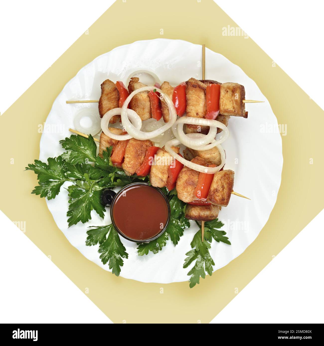 Il piatto di carne su spiedino sulla piastra bianca. Immagine isolata con bckground bianco. Vista da sopra. ancora in vita della tabella setout cucina russa Foto Stock