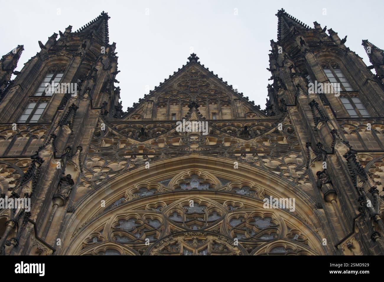 Cattedrale di San Vito, simbolo della storia e della fede ceca. Architettura gotica con intagli ornati. Rappresenta un viaggio di esplorazione spirituale e.. Foto Stock