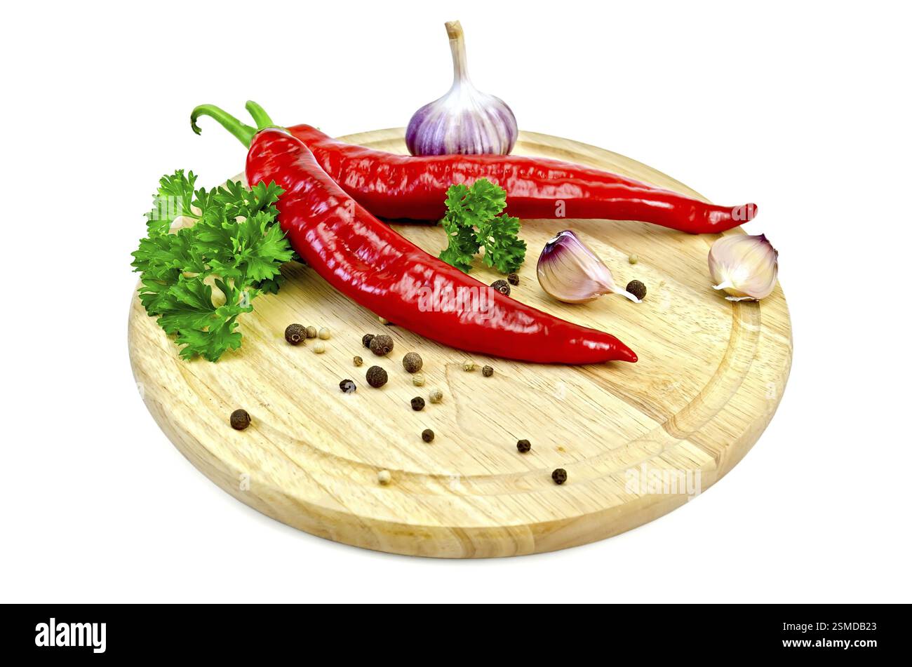 Caldo rosso pepe, aglio, prezzemolo, pepe e senape su una circolare di legno isolato su sfondo bianco Foto Stock