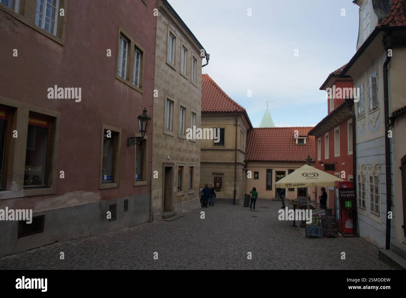 Il Castello di Praga, vicolo d'oro, stretta strada acciottolata con edifici colorati e turisti. Repubblica Ceca. Il Castello di Praga, vicolo dorato, stretto e acciottolato Foto Stock