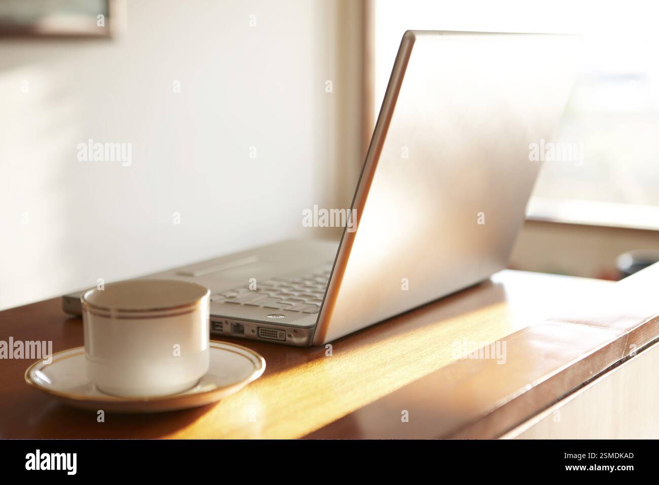 Apple Macintosh portatile con tazza da tè sul tavolo di legno Foto Stock