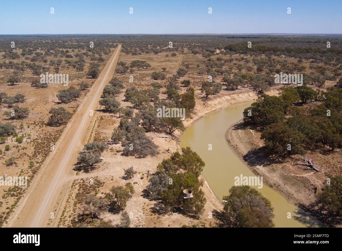 Un'ampia vista della Darling River Road East Side vicino a Louth, nuovo Galles del Sud, Australia. Il paesaggio è dominato da una strada sterrata che taglia tre volte Foto Stock