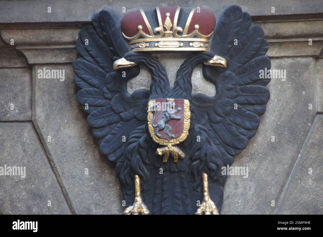 Scultura di aquila a doppia testa, Repubblica Ceca. Pietra nera con dettagli dorati. Corona in cima a ciascuna testa. Scudo con il leone rosso al centro. Simbolo del Russ Foto Stock
