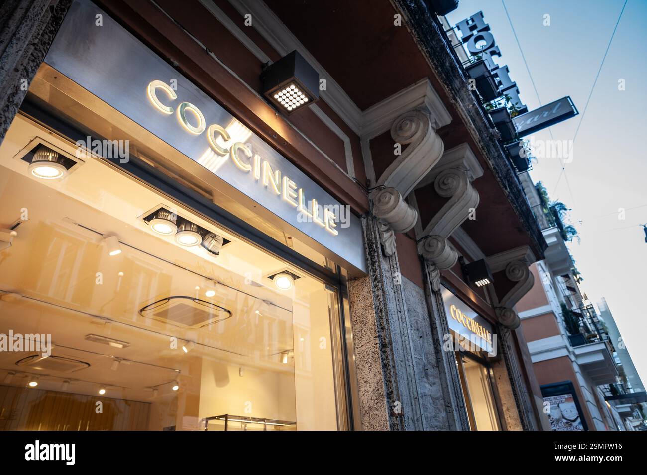 ROMA, ITALIA - 15 GIUGNO 2024: La segnaletica Coccinelle illuminata spicca su una boutique di Roma. Coccinelle è una stilista italiana specializzata in i Foto Stock