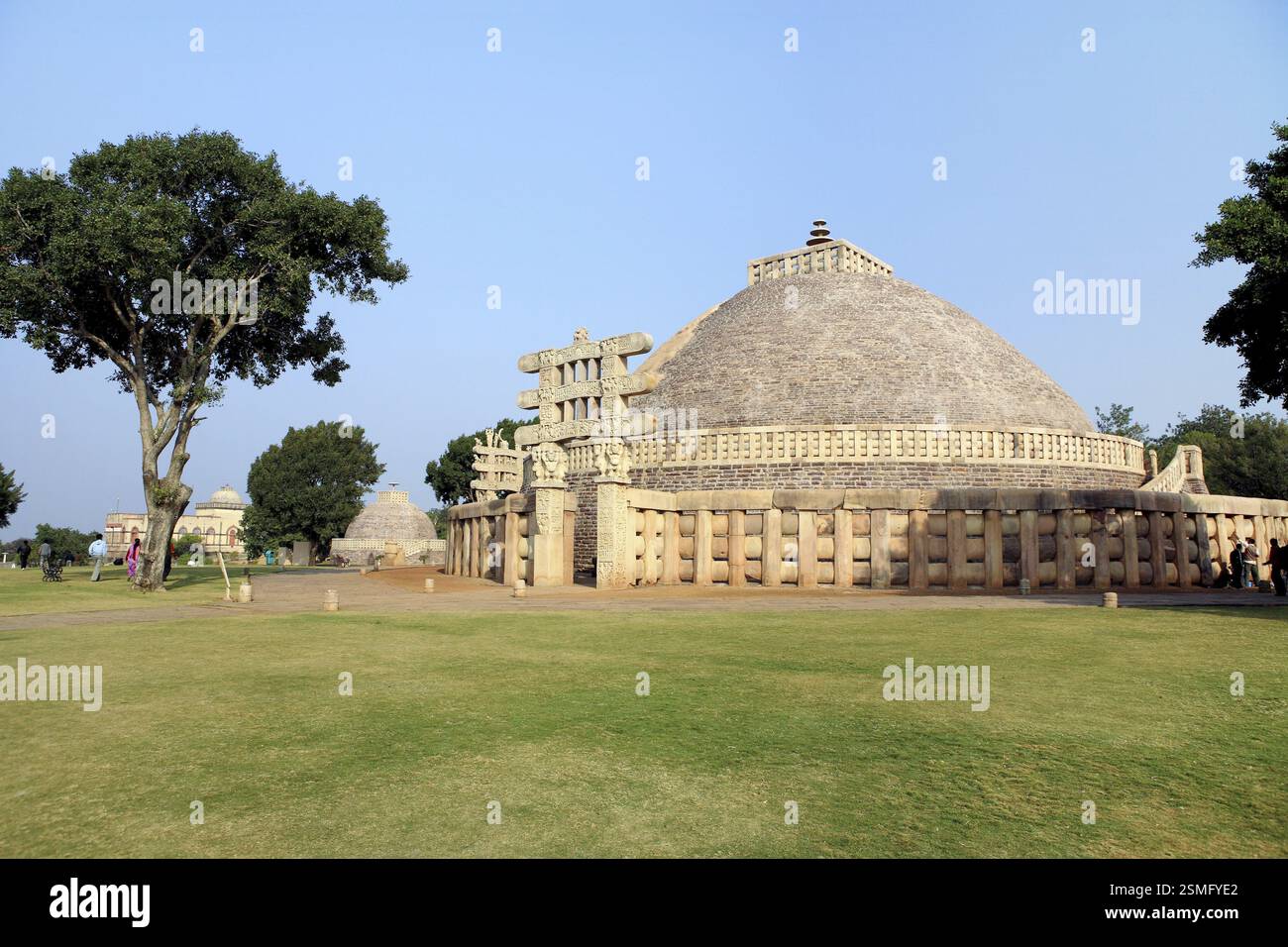 Porta ovest dello stupa 1 con architravi sostenuti da nani addossati di pentole e scene interessanti sul sito, Sanchi vicino a Bhopal, Madhya Pradesh, India, AS Foto Stock