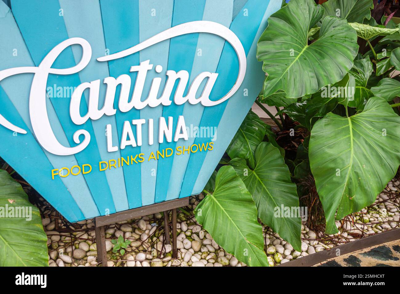 San Felipe de Puerto Plata, Repubblica Dominicana, porto della baia di Taino, villaggio commerciale, insegna Cantina Latina, spettacoli di cibo e bevande, ristorante tropicale, pla decorativo Foto Stock