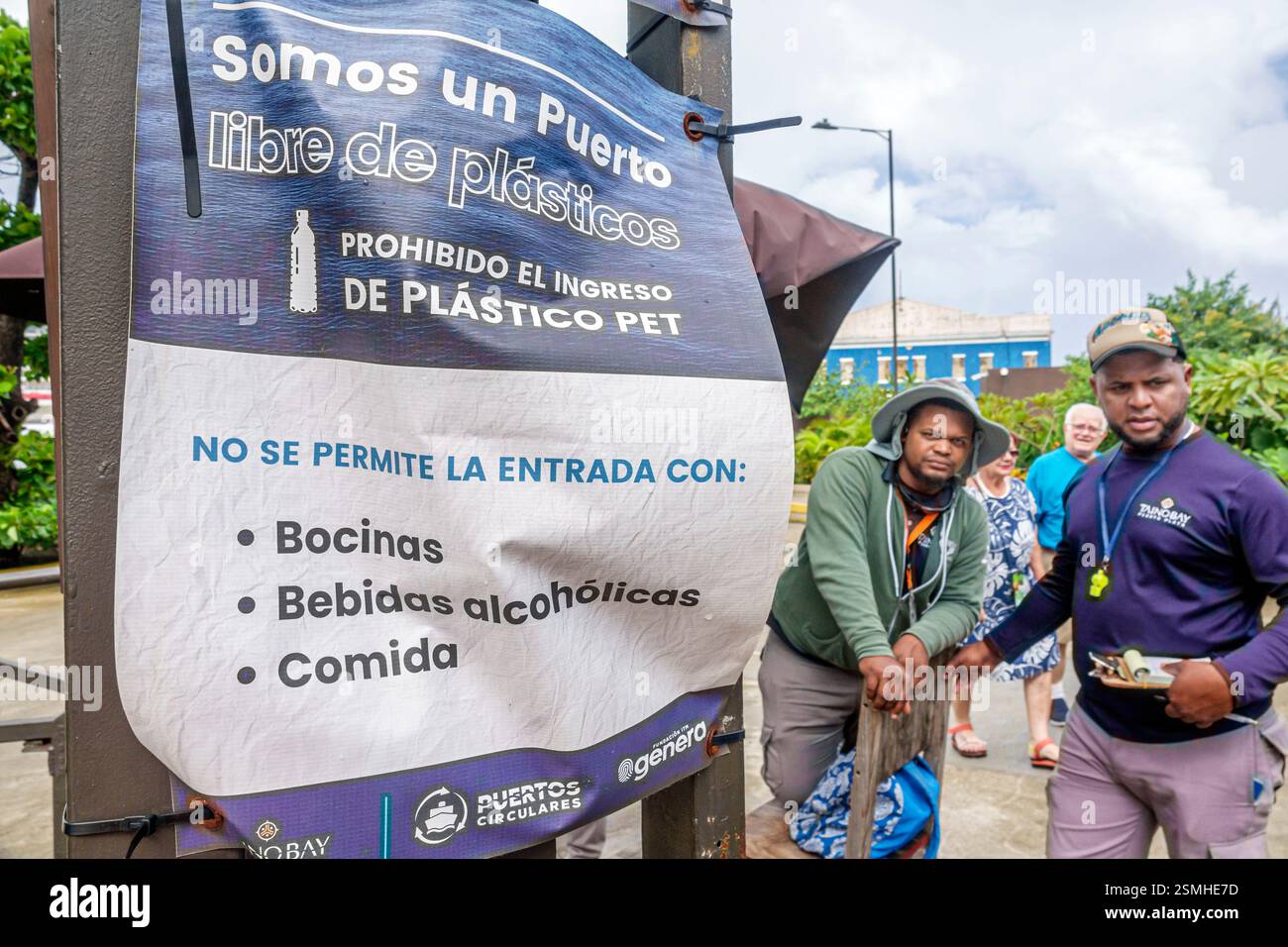 San Felipe de Puerto Plata Repubblica Dominicana, porto di Taino Bay, cartello segnaletico, porta priva di plastica, plastica non consentita, altoparlanti bevande alcoliche Foto Stock