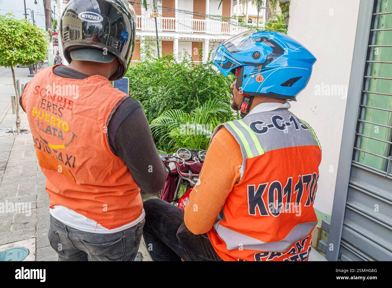 San Felipe de Puerto Plata Repubblica Dominicana, vicino a Calle Duarte, residenti ispanici, tassisti, giubbotti arancioni, equipaggiamento di sicurezza riflettente, blu nero Foto Stock