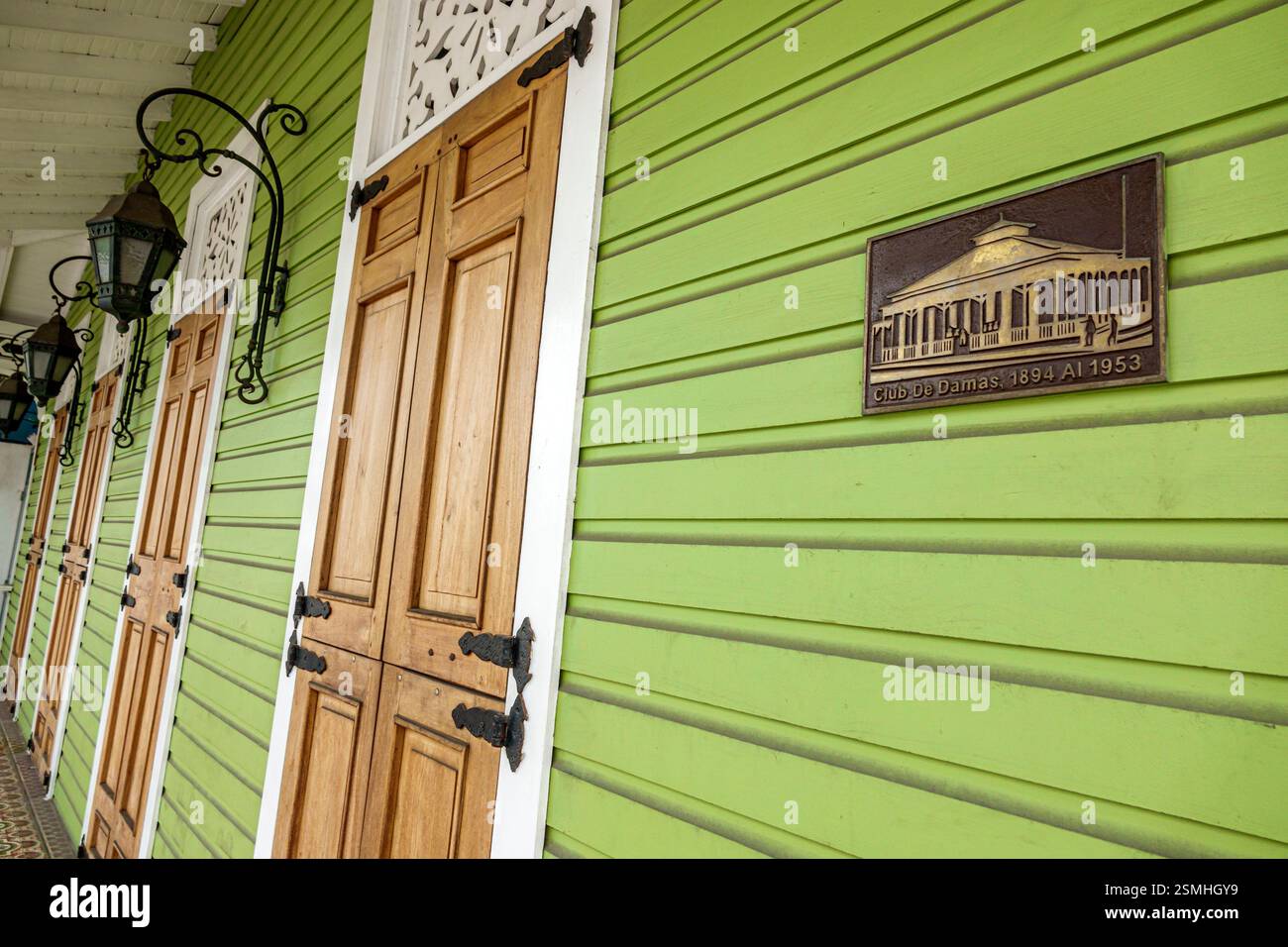 San Felipe de Puerto Plata Repubblica Dominicana, Calle Separacion, edificio Club de Damas, ex club femminile, edificio storico, architettura coloniale in legno Foto Stock