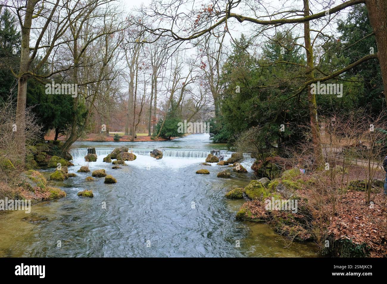 Cascate presso il Brücke über Schwabinger Bach nel Giardino inglese, Monaco, Germania; uno dei molti corsi d'acqua e corsi d'acqua della città di Monaco. Foto Stock