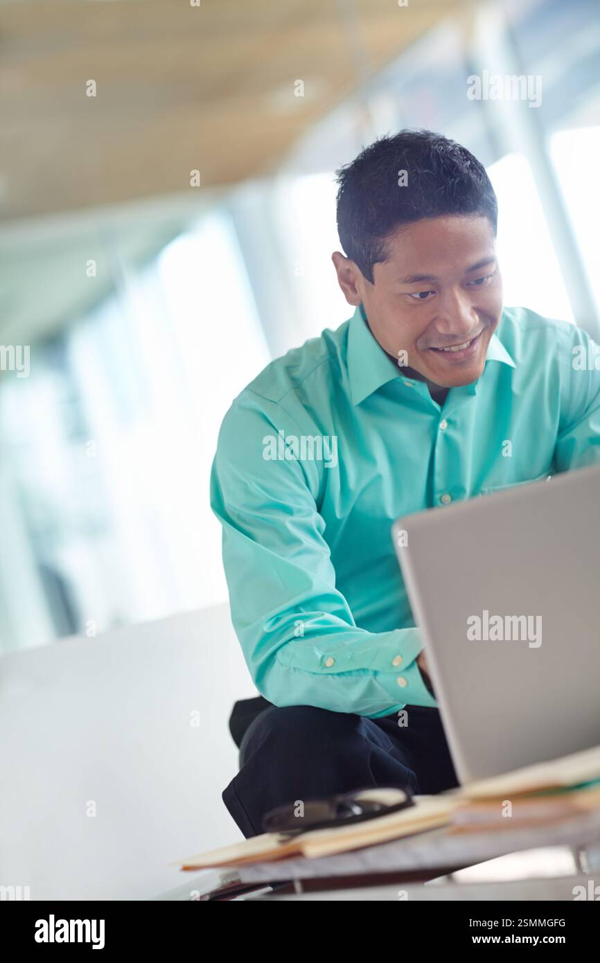 Notebook, rete e ricerca con un uomo d'affari in ufficio per account manager SaaS, tendenze di coinvolgimento o soluzioni cloud. Rinnovo dell'abbonamento Foto Stock