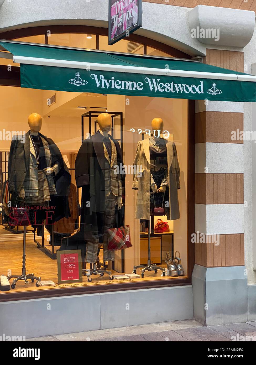 I manichini che indossano abiti eleganti sono esposti nella vetrina di un negozio Vivienne Westwood al Fidenza Village, un centro commerciale outlet di lusso in Italia Foto Stock