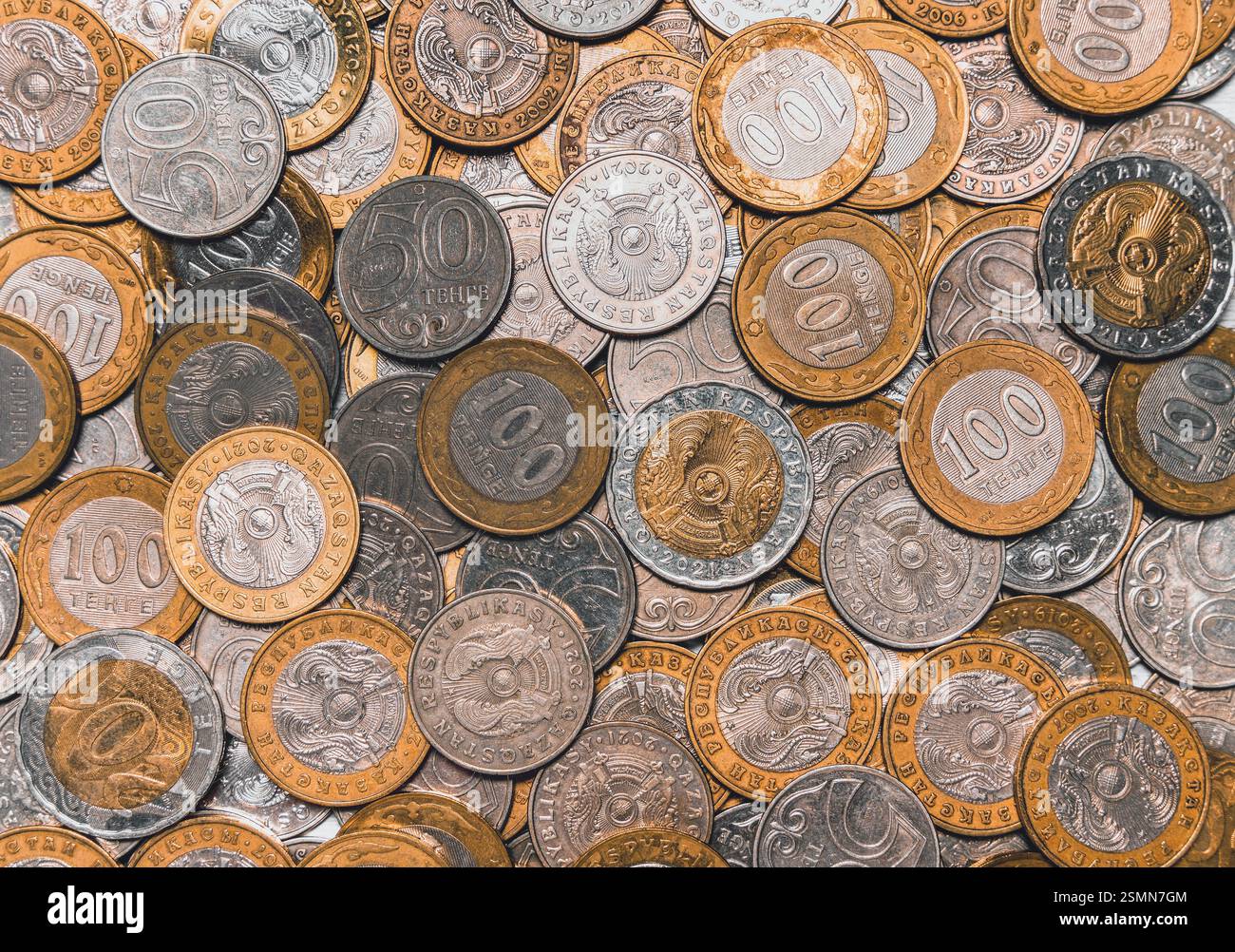 Monete kazako di diverse denominazioni primo piano. Contante in circolazione Foto Stock