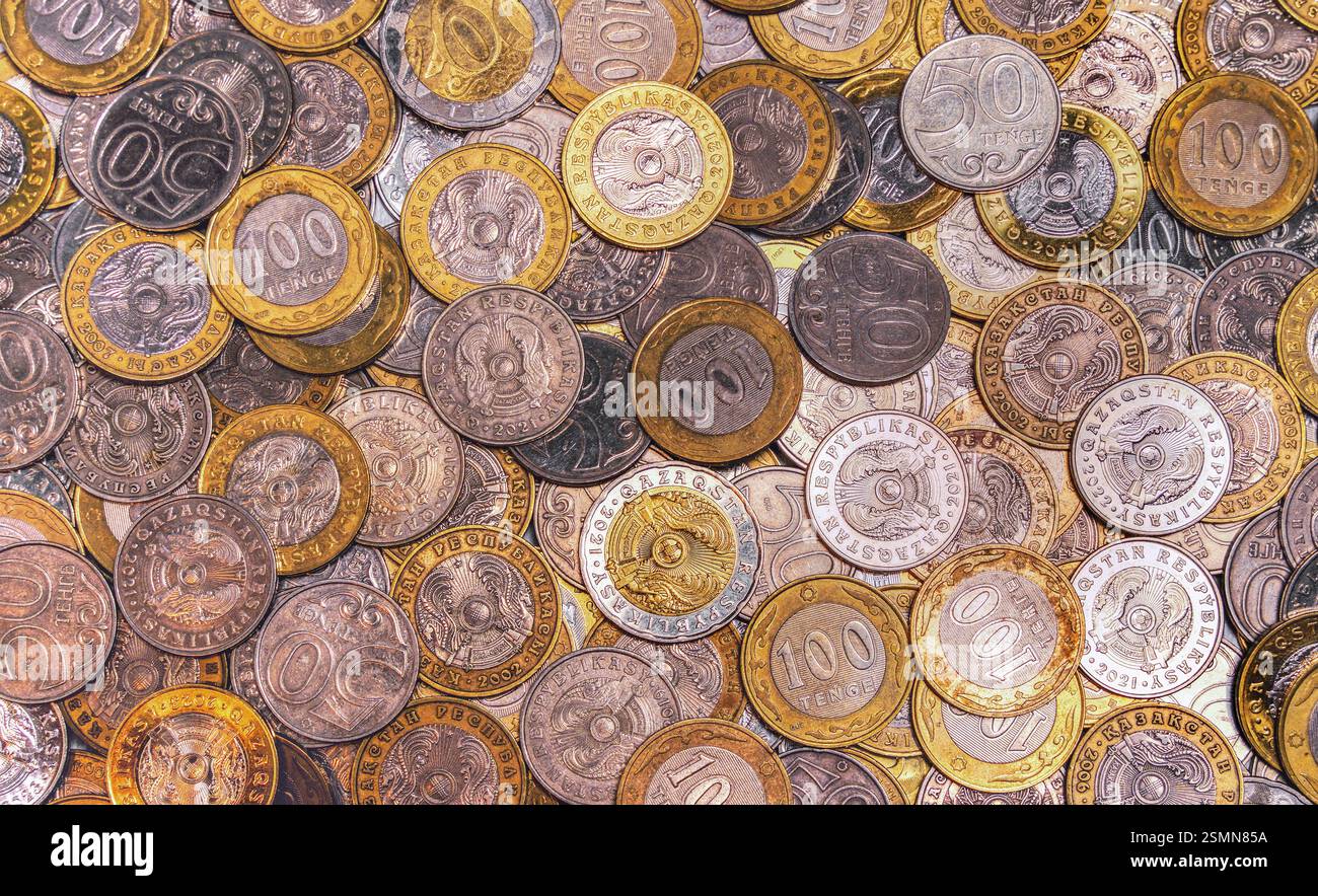 Vista dall'alto delle monete kazake di diversi tagli. Contante in circolazione Foto Stock