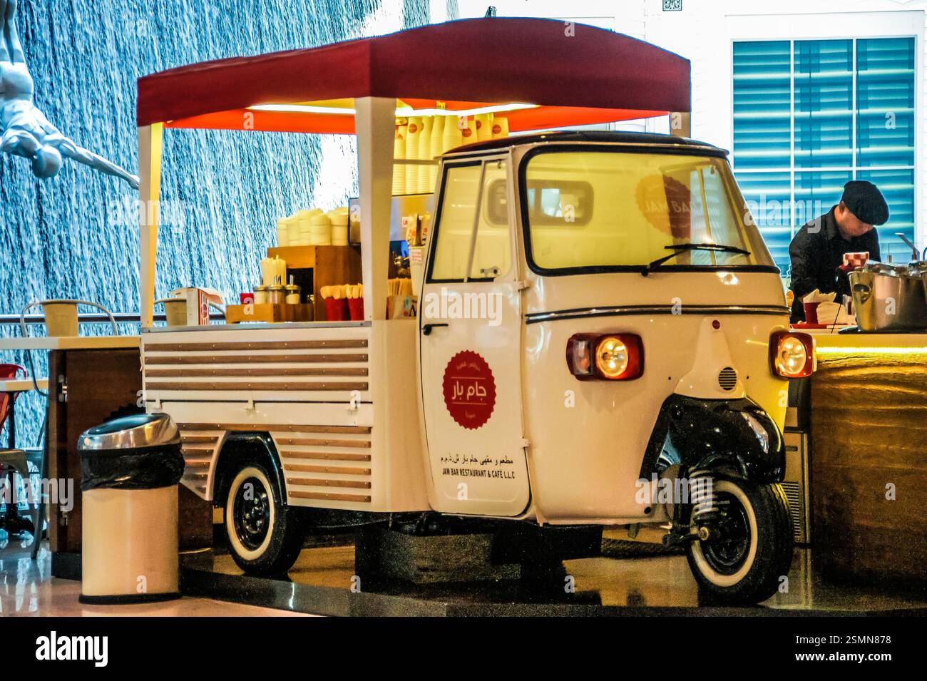Il ristorante e bar di Dubai annuncia la riapertura del Jam Restaurant & Cafe. L'annuncio presenta il logo di un veicolo Piaggio Ape. Foto Stock
