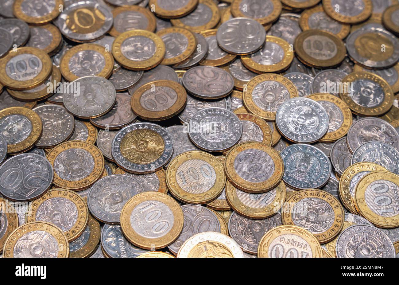 Un mucchio di monete kazake di diverse denominazioni. Contante in circolazione Foto Stock