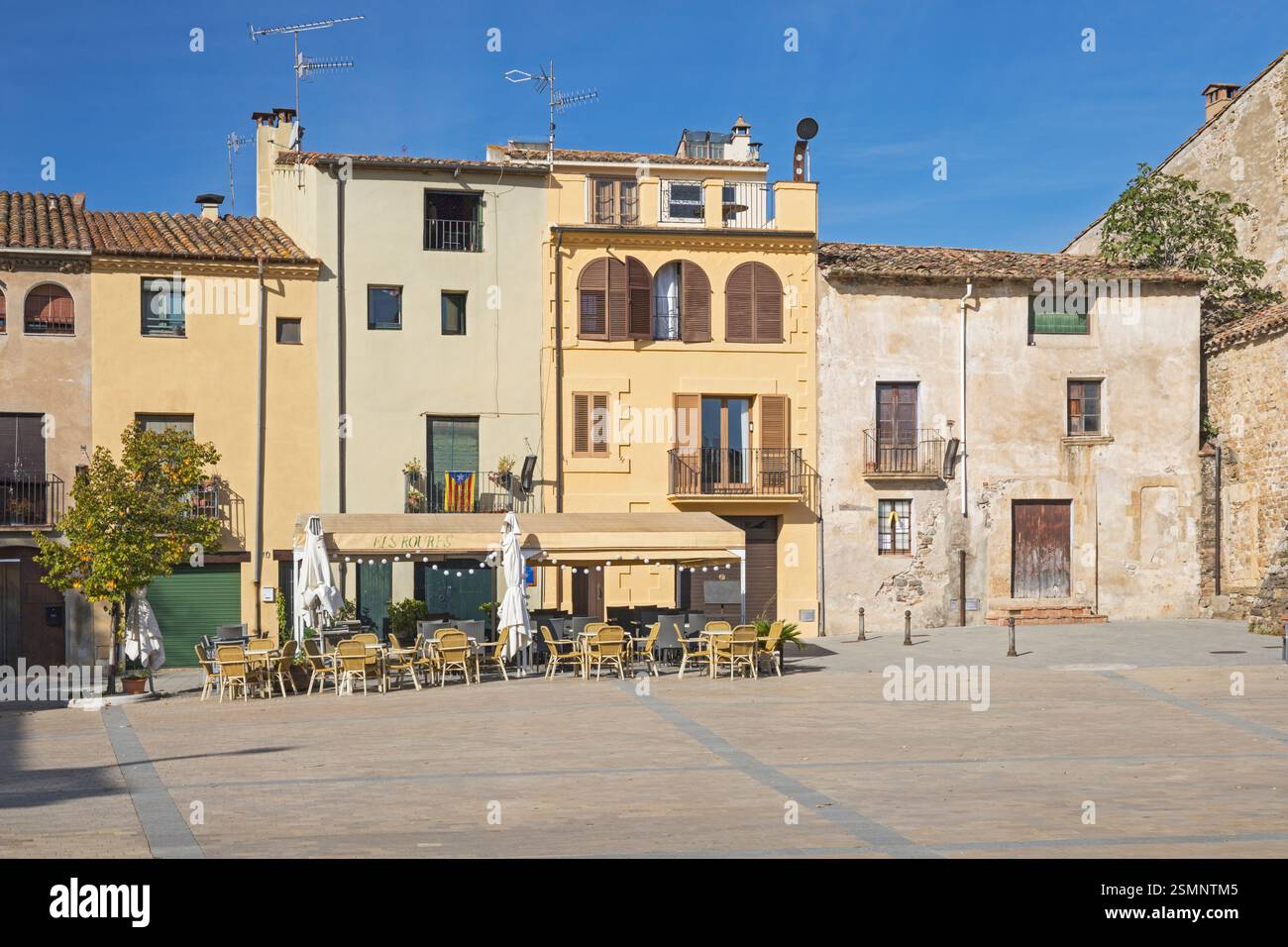 Piazza della città, Besalu, Catalogna, Spagna, Europa Foto Stock