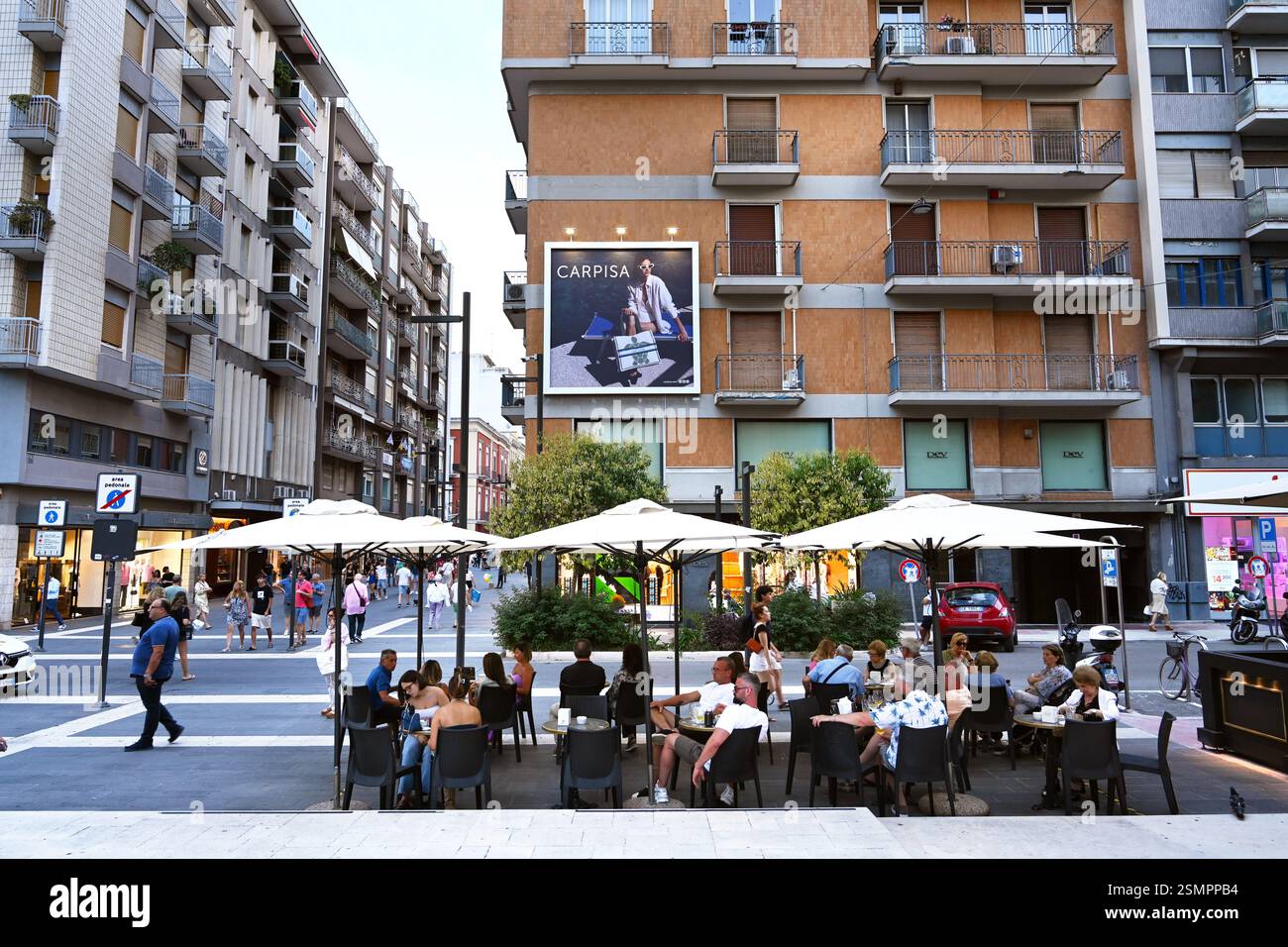 Gli amanti dello shopping nella principale passeggiata dello shopping di Bari Foto Stock