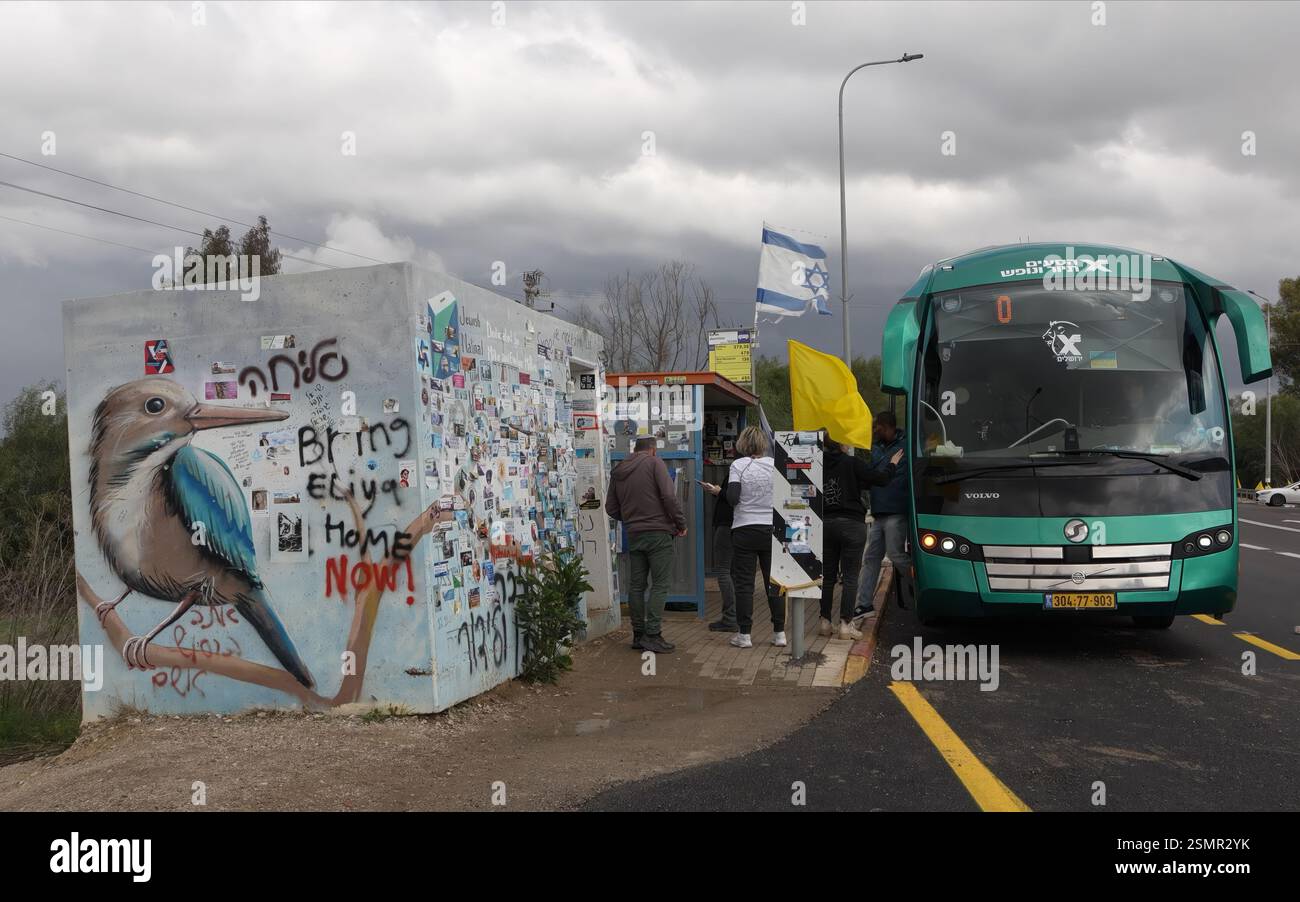 I civili israeliani visitano il "Bunker of Death" al di fuori di Kibbutz Re'im con adesivi commemorativi che commemorano i soldati IDF uccisi nella guerra israeliana a Gaza e ter­ror vic­tims dopo l'attacco di Octo­ber 7 da parte di Hamas, l'11 febbraio 2025 a Re'im, Israele. "Bunker of Death" è un termine usato per indicare il rifugio antiatomico indipendente chiamato in ebraico "Migunit" situato a Re'im Junction e Alumim Junction, dove decine di giovani israeliani furono uccisi e presi in ostaggio mentre fuggivano dal massacro del festival musicale Re'im il 7 ottobre 2023. Foto Stock