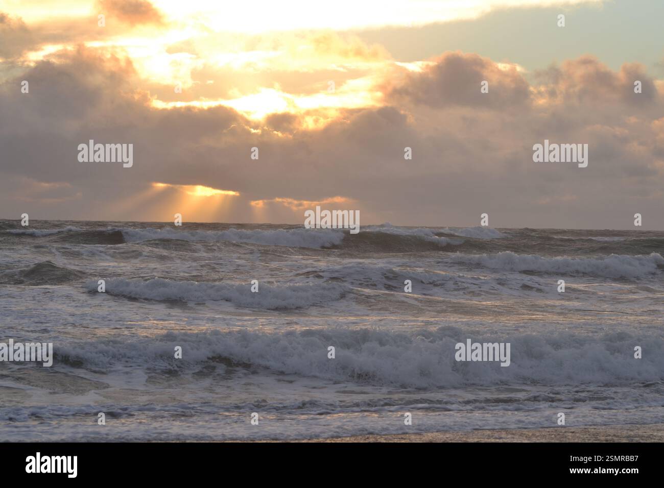 Stormy Skies sopra mari arrabbiati, ad Abersoch, nel Galles del Nord Foto Stock