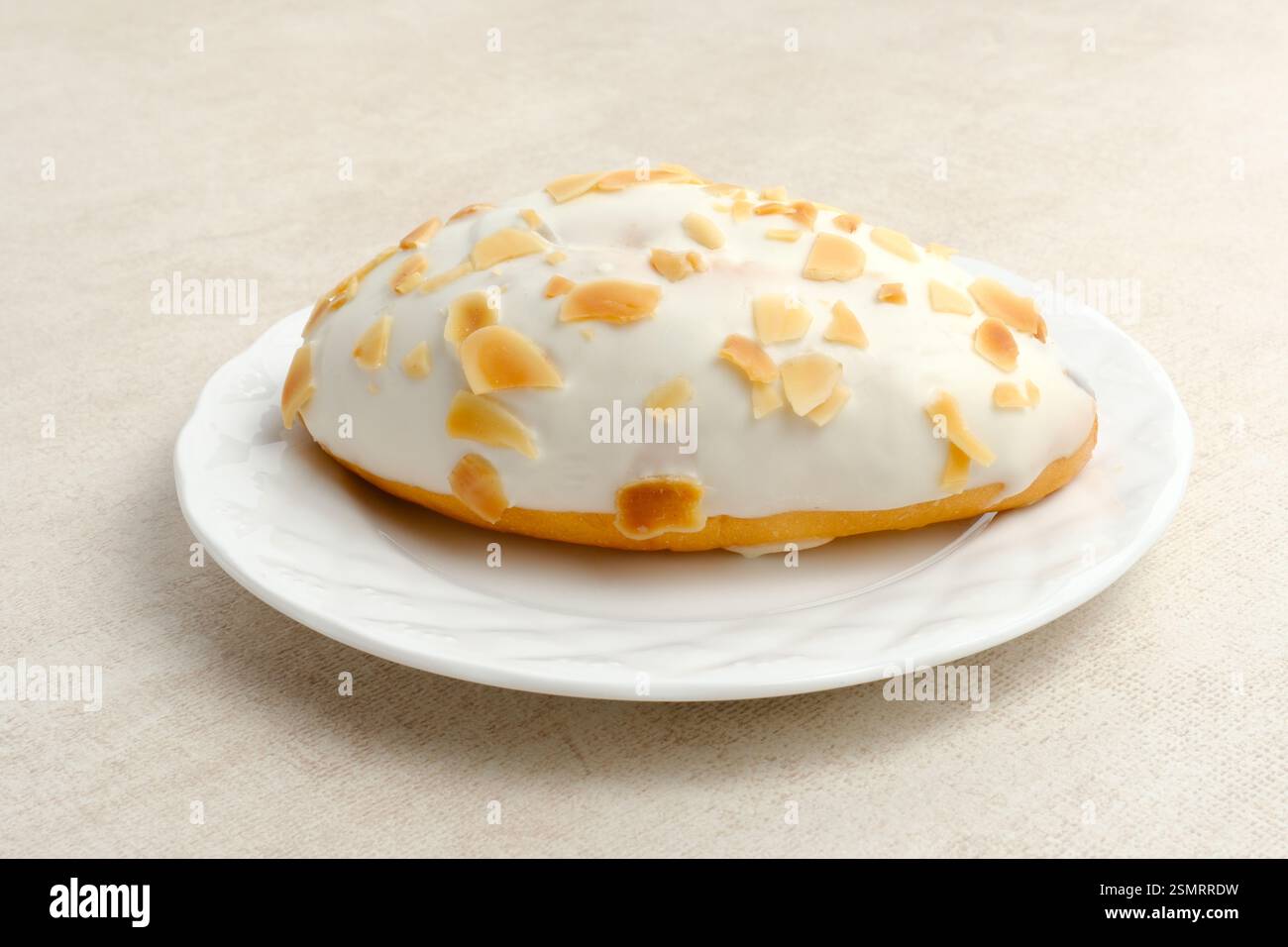 Mandorle Sweet Bun con crema al cioccolato all'interno Foto Stock