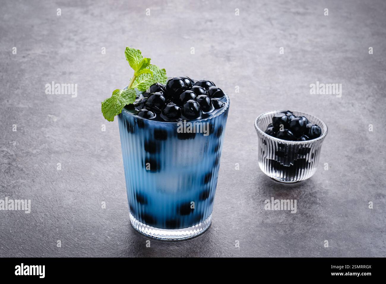 Bubble tea al latte di pisello con perle di boba tapioca e guarnizione alla menta Foto Stock