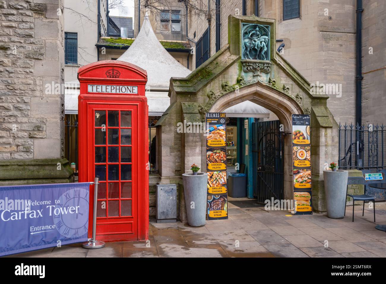 Carfax, Oxford, Inghilterra - il chiosco telefonico K2 classificato Grade II fuori dall'entrata della Carfax Tower all'incrocio di St Aldate's, Cornmarket Stree Foto Stock Carfax, Oxford, Inghilterra - il chiosco telefonico K2 classificato Grade II fuori dall'entrata della Carfax Tower all'incrocio di St Aldate's, Cornmarket Stree Foto Stock