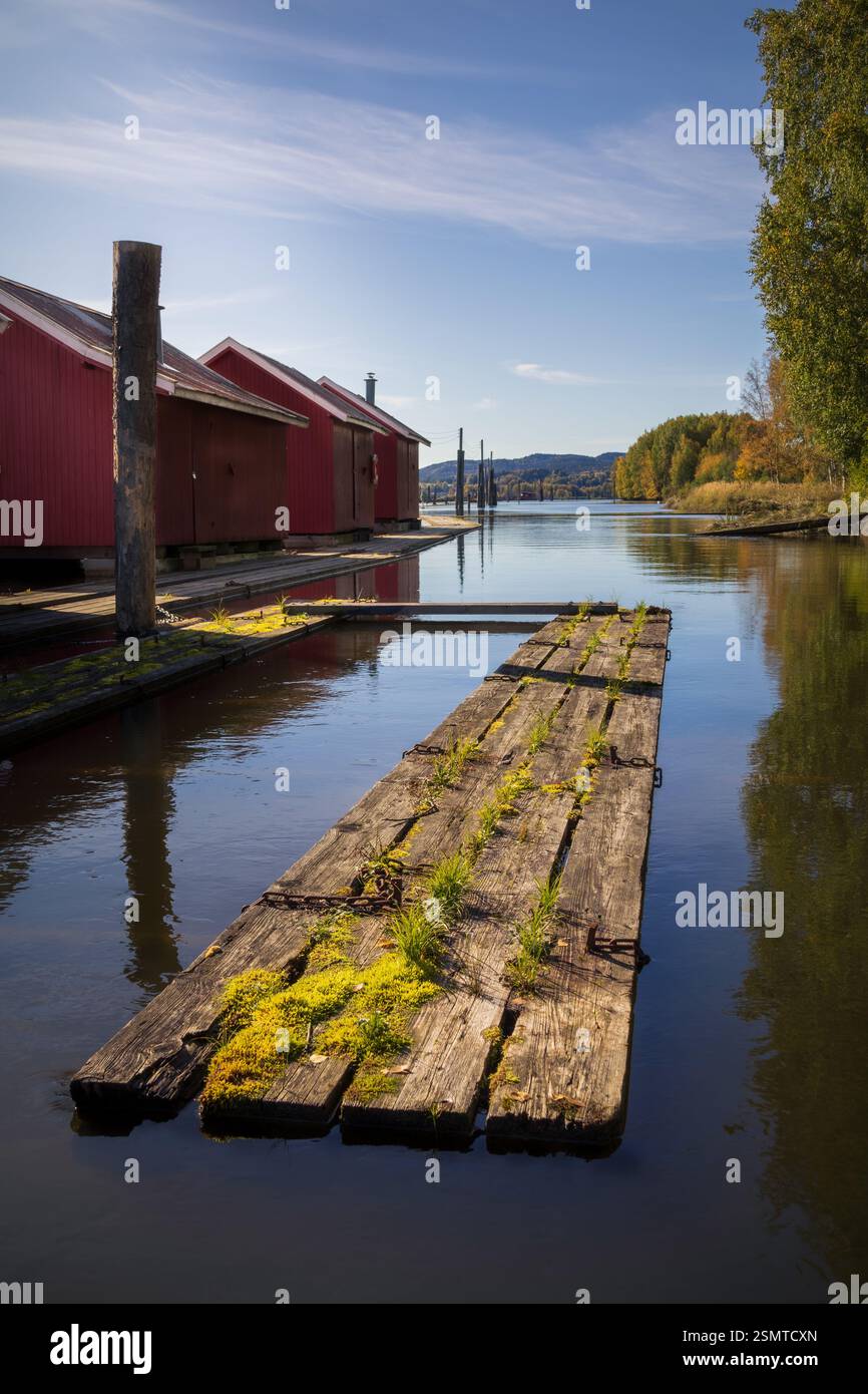 Estate a Fetsund Lenser: Saloni storici, pontili illuminati dal sole e natura incorniciati da finestre logore del tempo, dove passato e presente fluiscono insieme. Foto Stock