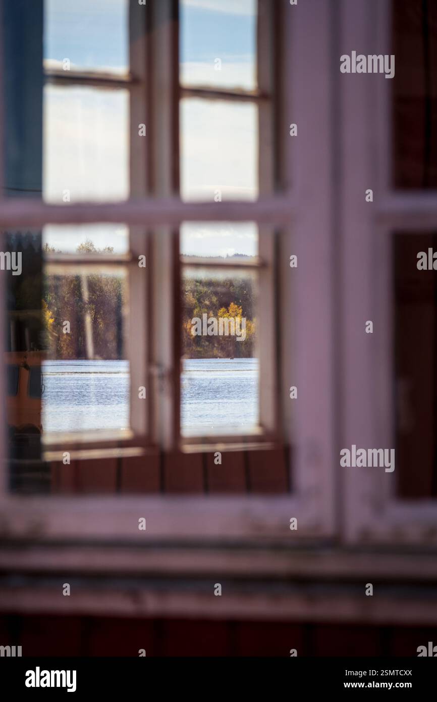 Estate a Fetsund Lenser: Saloni storici, pontili illuminati dal sole e natura incorniciati da finestre logore del tempo, dove passato e presente fluiscono insieme. Foto Stock
