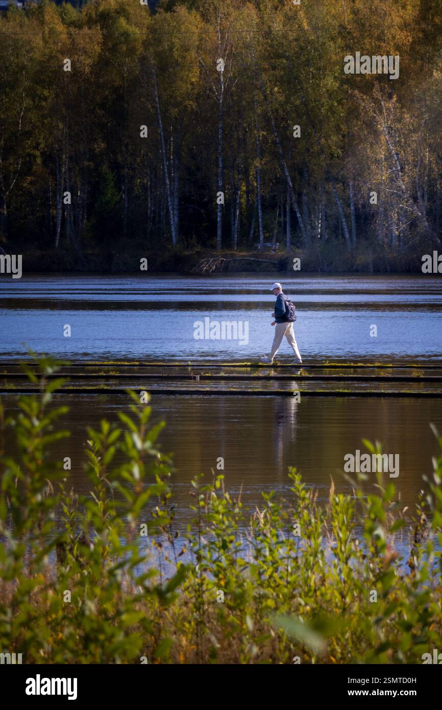 Estate a Fetsund Lenser: Saloni storici, pontili illuminati dal sole e natura incorniciati da finestre logore del tempo, dove passato e presente fluiscono insieme. Foto Stock