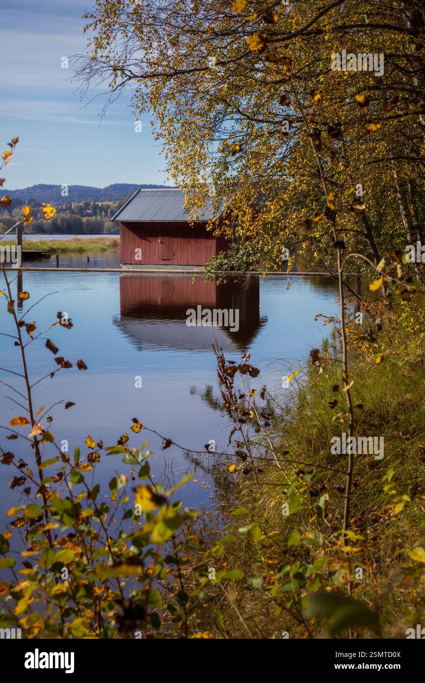 Estate a Fetsund Lenser: Saloni storici, pontili illuminati dal sole e natura incorniciati da finestre logore del tempo, dove passato e presente fluiscono insieme. Foto Stock