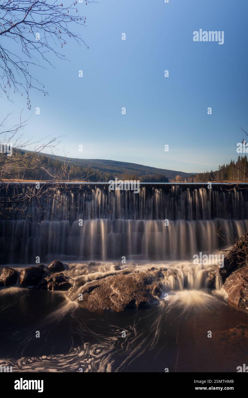 Laghi tranquilli di Hurdalsjøen e Skrukkelisjøen, betulle dorate e acque riflettenti. Un tranquillo rifugio autunnale dove la bellezza della natura invita alla riflessione Foto Stock