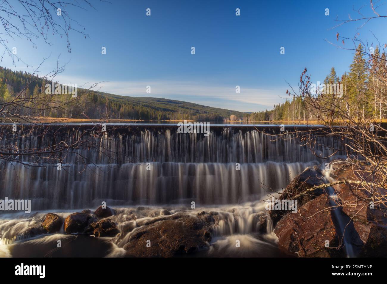 Laghi tranquilli di Hurdalsjøen e Skrukkelisjøen, betulle dorate e acque riflettenti. Un tranquillo rifugio autunnale dove la bellezza della natura invita alla riflessione Foto Stock