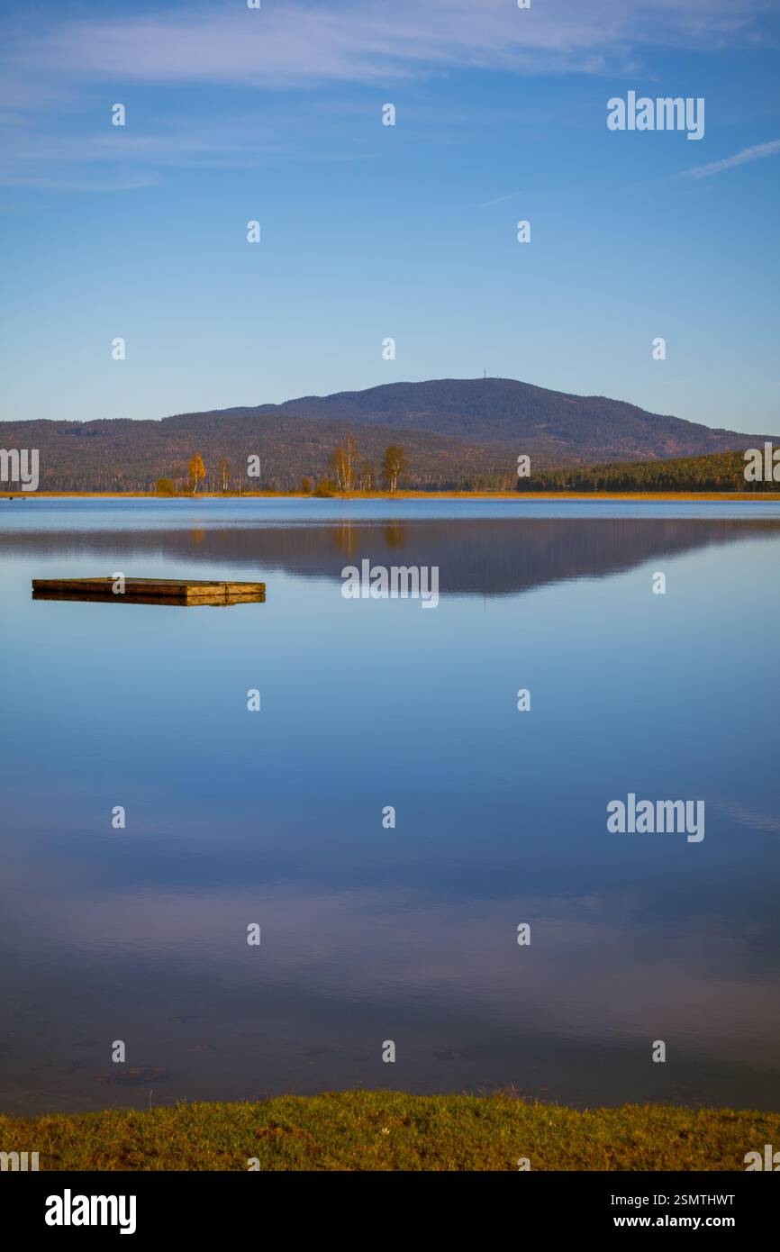 Laghi tranquilli di Hurdalsjøen e Skrukkelisjøen, betulle dorate e acque riflettenti. Un tranquillo rifugio autunnale dove la bellezza della natura invita alla riflessione Foto Stock