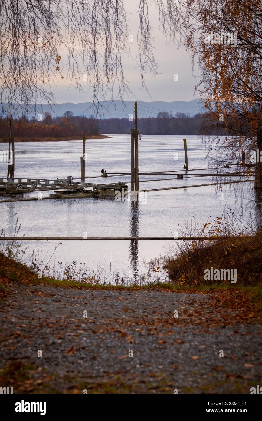 Fetsund Lenser – dove storia e industria incontrano il flusso del fiume. I bracci di legno, i macchinari e i corsi d'acqua raccontano la storia del patrimonio del legno norvegese Foto Stock