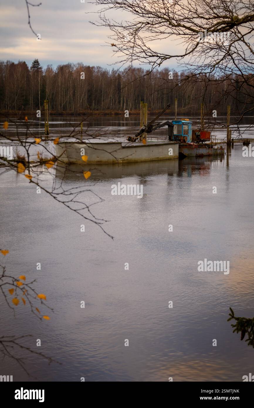 Fetsund Lenser – dove storia e industria incontrano il flusso del fiume. I bracci di legno, i macchinari e i corsi d'acqua raccontano la storia del patrimonio del legno norvegese Foto Stock