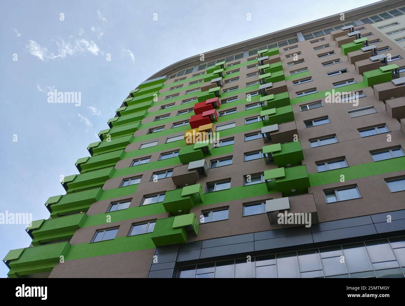 Vibrant Heights: Edificio moderno e colorato Foto Stock