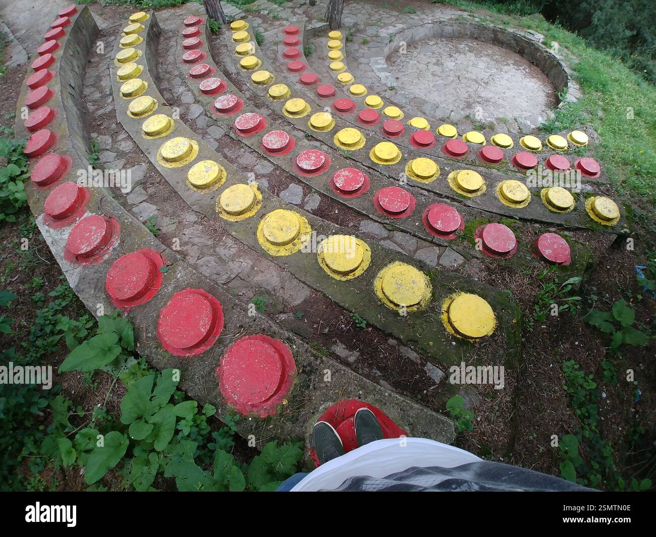 Ludo realistico: Geometria in cemento giocosa Foto Stock