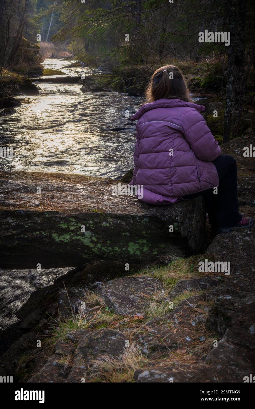 Pietra antica, fiume che scorre e riflessi tranquilli: Steinbrua si erge forte con il passare del tempo. Un luogo in cui fermarsi, guardare in alto e abbracciare il viaggio Foto Stock