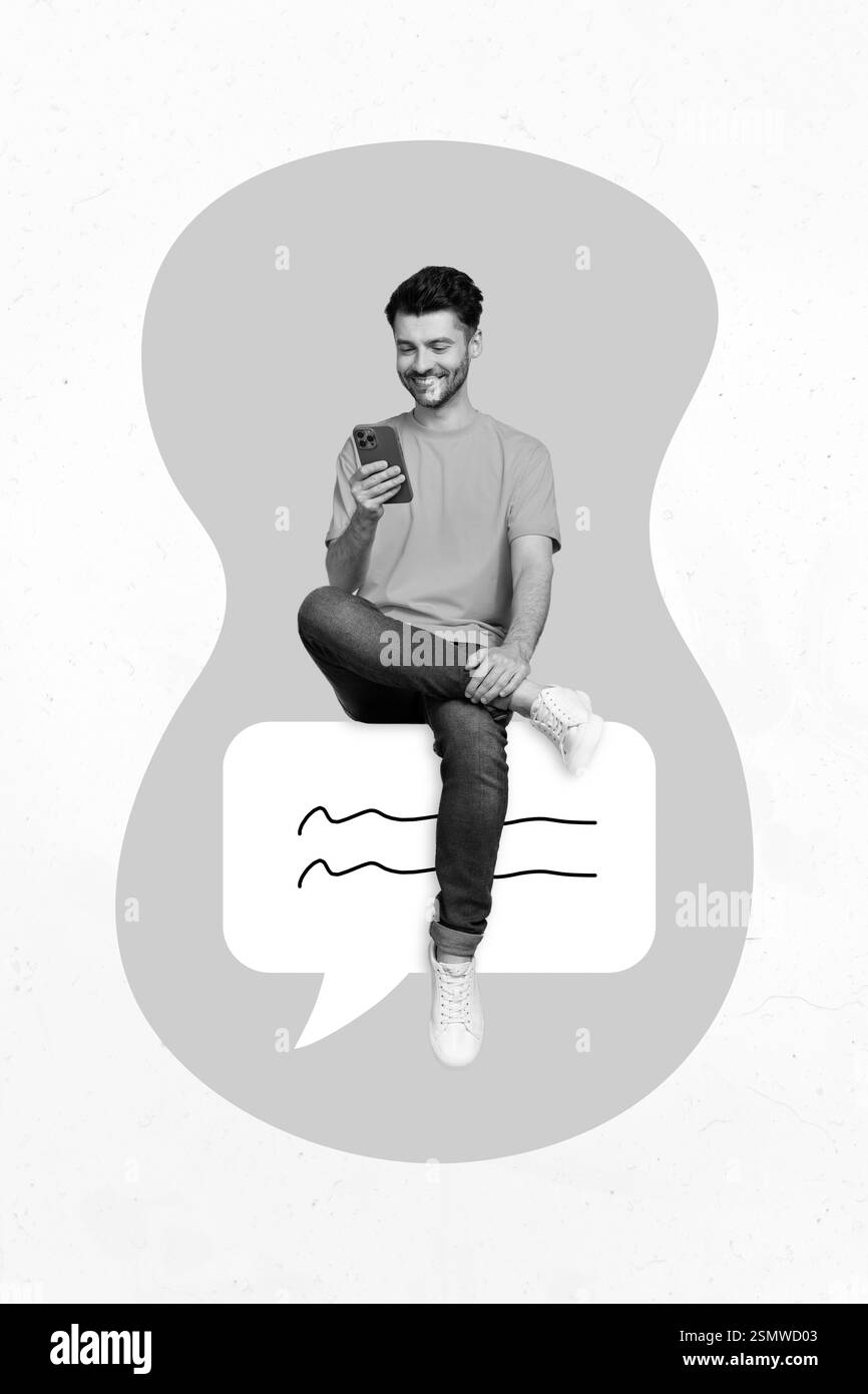 Collage modello di rivista di giovane uomo SMM utilizzando gadget smart chatting sit bolla vocale su sfondo immagine Foto Stock