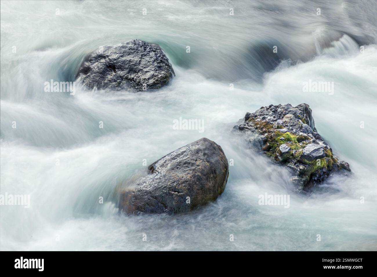 Sfondo con sfrontature in un fiume con acqua liscia, scatto a lunga esposizione Foto Stock