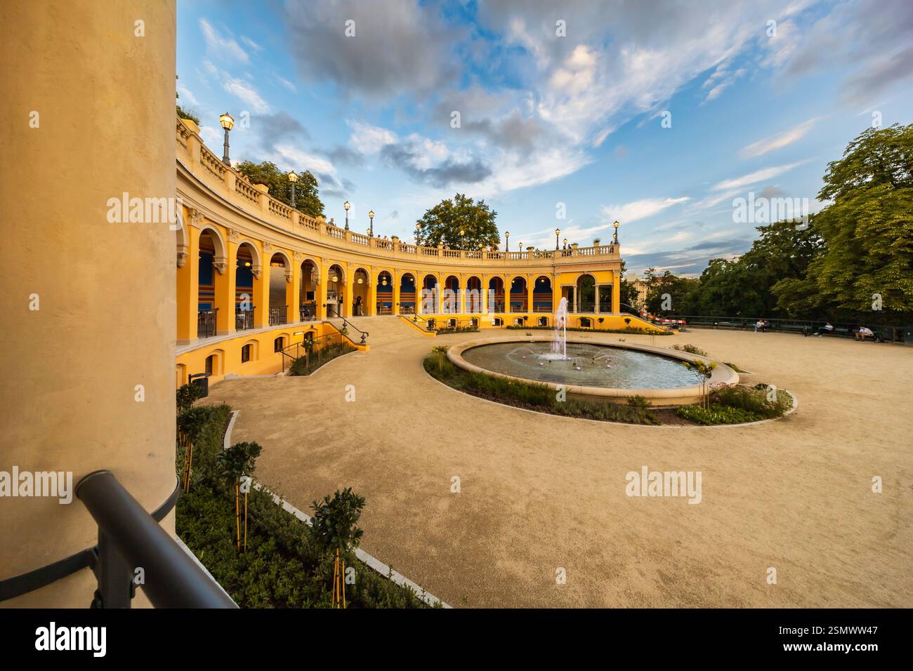 Wroclaw, Polonia - 24 luglio 2024: Bastione Saddlebag splendidamente ristrutturato con una grande fontana rotonda al centro della collina Partisan nel centro storico di Cente Foto Stock