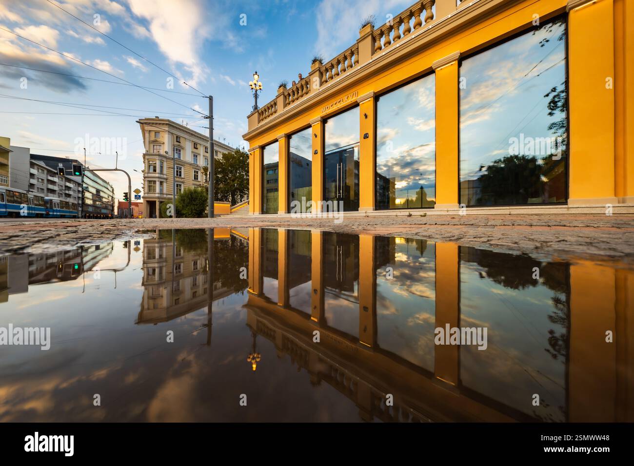 Wroclaw, Polonia - 24 luglio 2024: Bastione Saddlebag splendidamente ristrutturato con una grande fontana rotonda al centro della collina Partisan nel centro storico di Cente Foto Stock