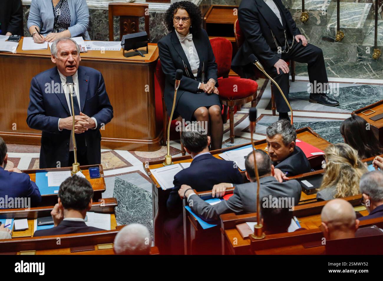 Il primo ministro francese Francois Bayrou durante la sessione delle interrogazioni al governo francese all'Assemblea nazionale di Parigi, in Francia, il 12 febbraio 2025. Foto di Jean-Bernard Vernier/JBV News/ABACAPRESS. COM credito: Abaca Press/Alamy Live News Foto Stock