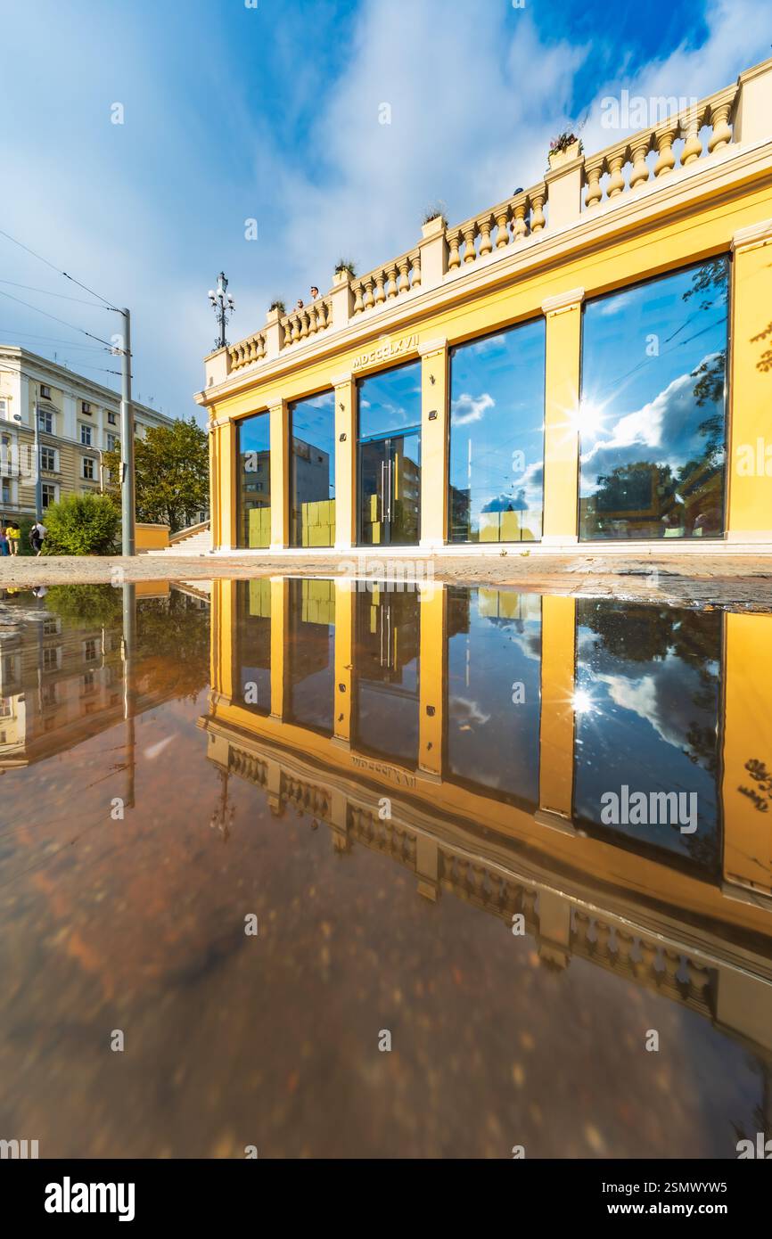 Wroclaw, Polonia - 24 luglio 2024: Bastione Saddlebag splendidamente ristrutturato con una grande fontana rotonda al centro della collina Partisan nel centro storico di Cente Foto Stock